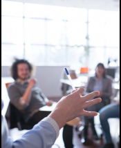 "Il n'y a plus de perspective pour mes stagiaires, ça me frustre"